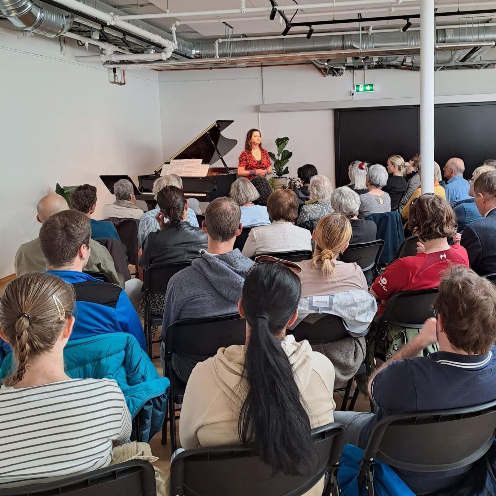 Annabel Guaita ved pianoet