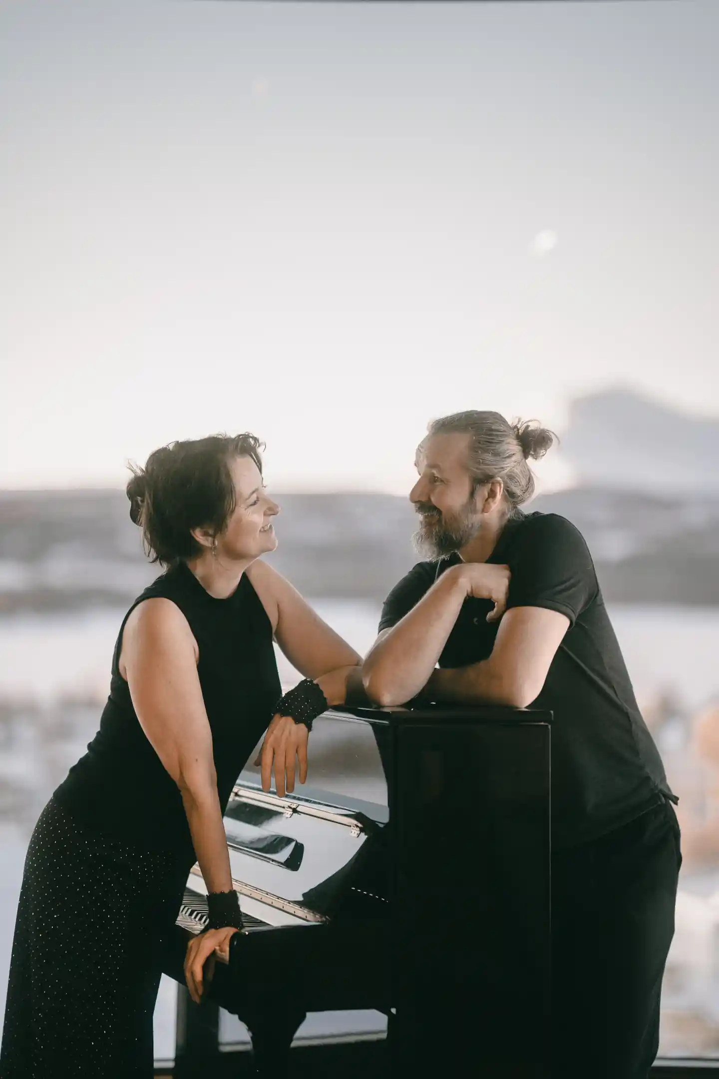Annabel Guaita og Piotr Marcinów ved flygelet
